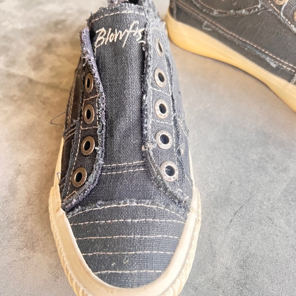 Blowfish Malibu Womens Slip on Navy Distressed Canvas Shoe Size 7 EUC - Picture 5 of 8